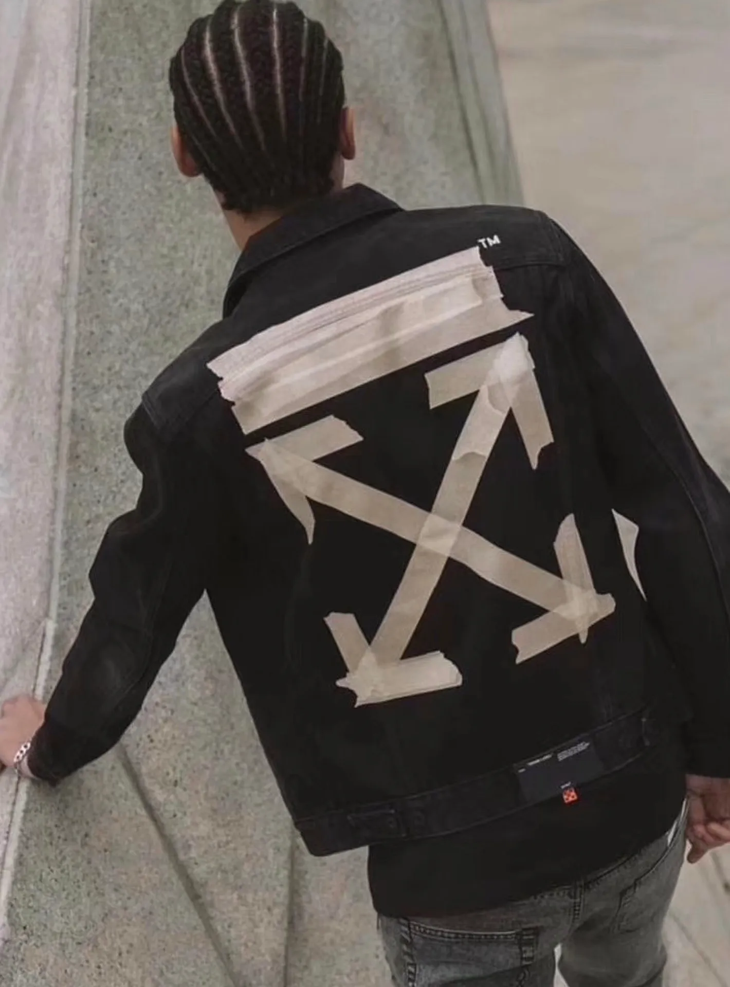 ♻️💯Upper body reference model picture❤️ The top tested version OFF WHITE classic tape patch arrow OW men's and women's black denim jackets and jackets. The heat transfer process used in the printing will not be introduced in detail. Everyone who has bought my tape series knows the quality. With anti-counterfeiting technology on the back, this is a truly over-the-top off-white yellow tape denim jacket with a distinctive signature and unique high street style! The stylized design is printed on a classic frame, and a layer of foundation-colored colloid with a graffiti effect is superimposed on the printing. It is visually very consistent with the theme, as if a layer of tape has been pasted, and the design is brilliant! Heavy black denim is more tough and retro, with heavy processing of the main elements and a micro-profile version that can be worn by both men and women! Street inkjet arrows, the arrow symbols on the signboard on the back are given different shapes due to different city restrictions. Surrounding the more street-style inkjet elements, the big arrow on the back and the frequent OFF circle graffiti in autumn and winter, the inkjet visual sense of street graffiti is everywhere! Full set of customized accessories Size chart